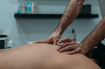Alivio del dolor en rampas musculares: masaje terapéutico efectivo