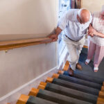 Escalones vs rampas: ¿Cuál es más seguro para ancianos?